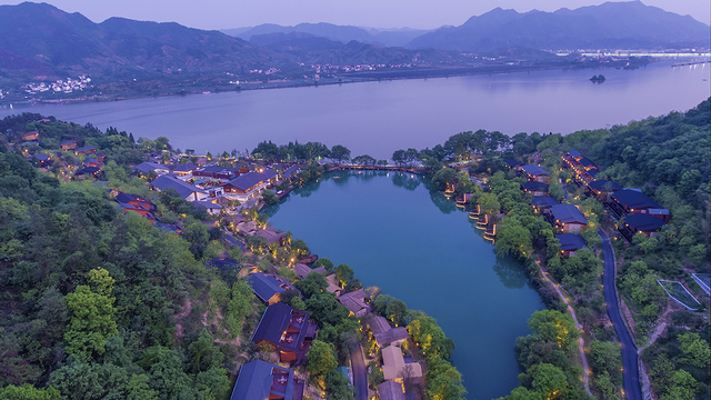 杭州建德富春开元芳草地乡村酒店 | 2间夜起订，寒假抢订！「富春山居图」秘境重现地、圈粉无数逢推必火亲子度假村，带娃撒欢玩不停！