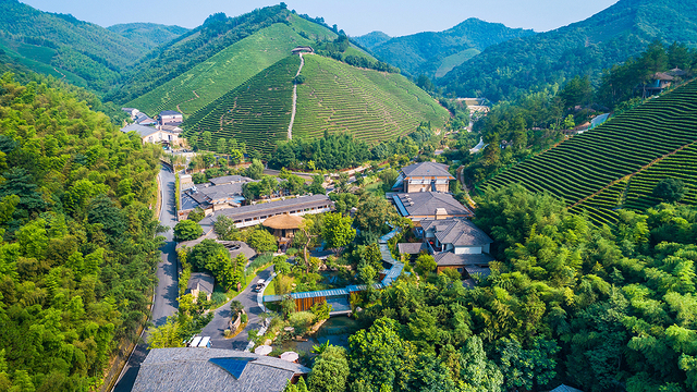 君澜·安吉老庄山居度假酒店 |  安吉亲子度假酒店，一价含两餐+下午茶，玩儿童乐园，湖边垂钓，睡进700亩竹海茶林，山湖美景双收！