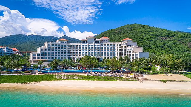 三亚亚龙湾海景国际度假酒店 |  暑期热订，中秋不加价！一线海景、4000+㎡临海泳池美出天际！70㎡套房、两餐、旅拍等一价享用