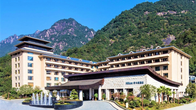三清山希尔顿度假酒店 | 周末不加价，含两餐！酒店位于三清山风景名胜区南部外双溪景区，近三清山南部索道，出游便利，地理位置优越！