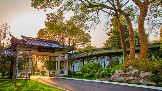 杭州西湖国宾馆·西湖第一名园 | 住进西湖里的神仙酒店，早晚自助一价含，36万㎡三面环湖，独揽2000米湖岸线，步步如诗又如画！