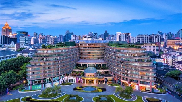 杭州温德姆至尊豪廷大酒店 | 中秋元旦、部分周末不涨价，国庆可订！毗邻西湖C位的“邮轮酒店”，地铁直达景点环绕，逛吃杭城