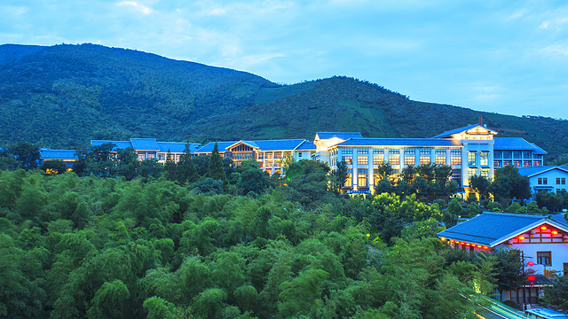 天目湖御水温泉度假酒店丨睡进竹海山峦间，坐赏秋冬美景，50多个温泉池无限畅泡，度假遛娃一站式打卡！
