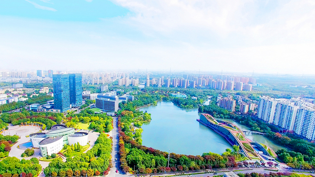 上海夏阳湖皇冠假日酒店  |  部分周末不涨价！一价畅享早晚自助，畅玩室内外乐园，游逛15000㎡花园