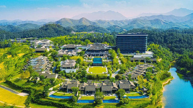 安吉悦榕庄 | 3天2晚家庭游，有效期至年底！一价奢享湖景房、午餐套餐、乐园门票等，在55000㎡山水仙境中畅玩华东至美无边泳池