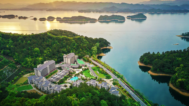 千岛湖品湖度假酒店 | 2间夜起订！三面环山一面临湖，住进湖景房，国庆畅游户外泳池，畅玩1000㎡缤纷乐园，近国家森林公园、湖区游船码头！