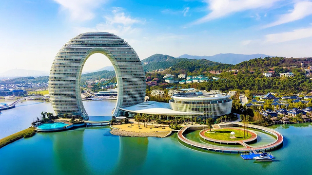 湖州喜来登温泉度假酒店 | 媲美迪拜帆船的网红月亮酒店，元旦寒假抢订中，只卖一周！3天2晚宿50㎡湖景房，含早晚餐，泡20000㎡月亮温泉！