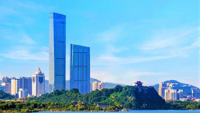 镇江苏宁凯悦酒店｜周末不加价，有效期至年底！住嘉宾轩套房，享行政礼遇等，住进338米高空凯悦，坐收江山美景