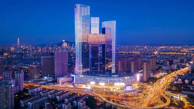 南京金鹰世界G酒店 | 限量抢订元旦春节不加价！两间夜宿豪华房，还赠晚餐代金券、延迟退房等礼遇！56+层云端领略南京别样潮奢