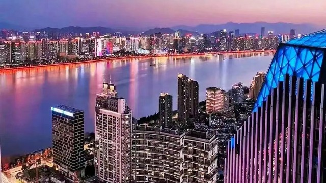 杭州钱江新城雅致酒店 | 2间夜起订，周末不加价！价享江景房、自助早餐、下午茶、Spa等，高性价比居停180米高空酒店，近地铁，方便至西湖