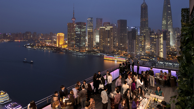 上海外滩英迪格酒店  |  外滩一线江景酒店，270°包揽浦江两岸美景， 住江景房，享正餐，享江景泳池、健身房等！