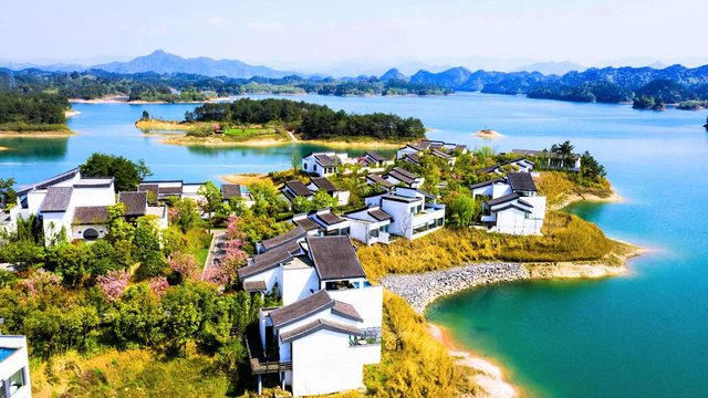 千岛湖安麓酒店 | 周末中秋元旦春节可订！奢享80㎡湖景美墅、180°无边泳池，鱼头汤代金券等，开门见“奢”许你水墨山水至美秋冬