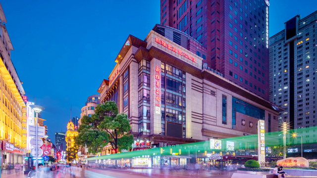 上海南新雅皇冠假日酒店 | 春节周末不涨价！住进洲际旗下酒店，享双人早晚餐、畅游室内泳池，出门即商圈，咫尺地铁站！