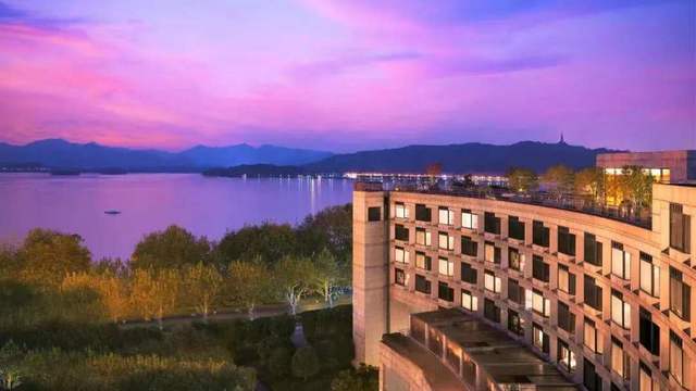 杭州君悦酒店 | 周末不加价！2晚连住湖景房，每日双早或自助午餐一次二选一！占据黄金席位17载，一房难求举步至地铁站