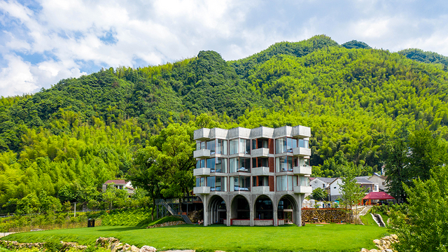 草塗桐庐度假酒店 | 周末不加价！住进中东设计风美宿55㎡景观房，自带阳台、地暖，携娃带宠玩乐在山野间！