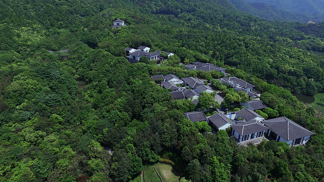 杭州富春山居度假村 | 江浙沪避世仙居，周末春节寒假不加价，奢享吃住游+SPA等，仙气缭绕画中游，限量免升至套房，先订先得！