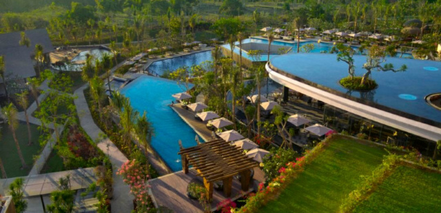 巴厘岛阿雅娜林畔酒店
