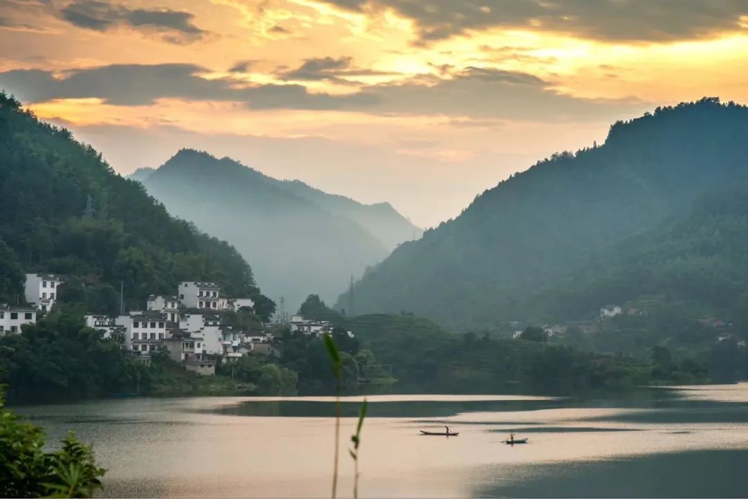 酒店湖面傍晚景色.jpg