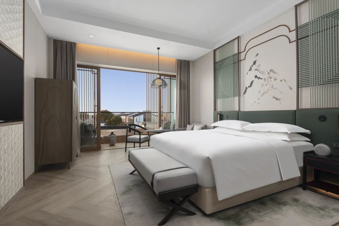HB9X2-Guest Room-Mountain Pavilion Deluxe Room-King-Balcony View.jpg