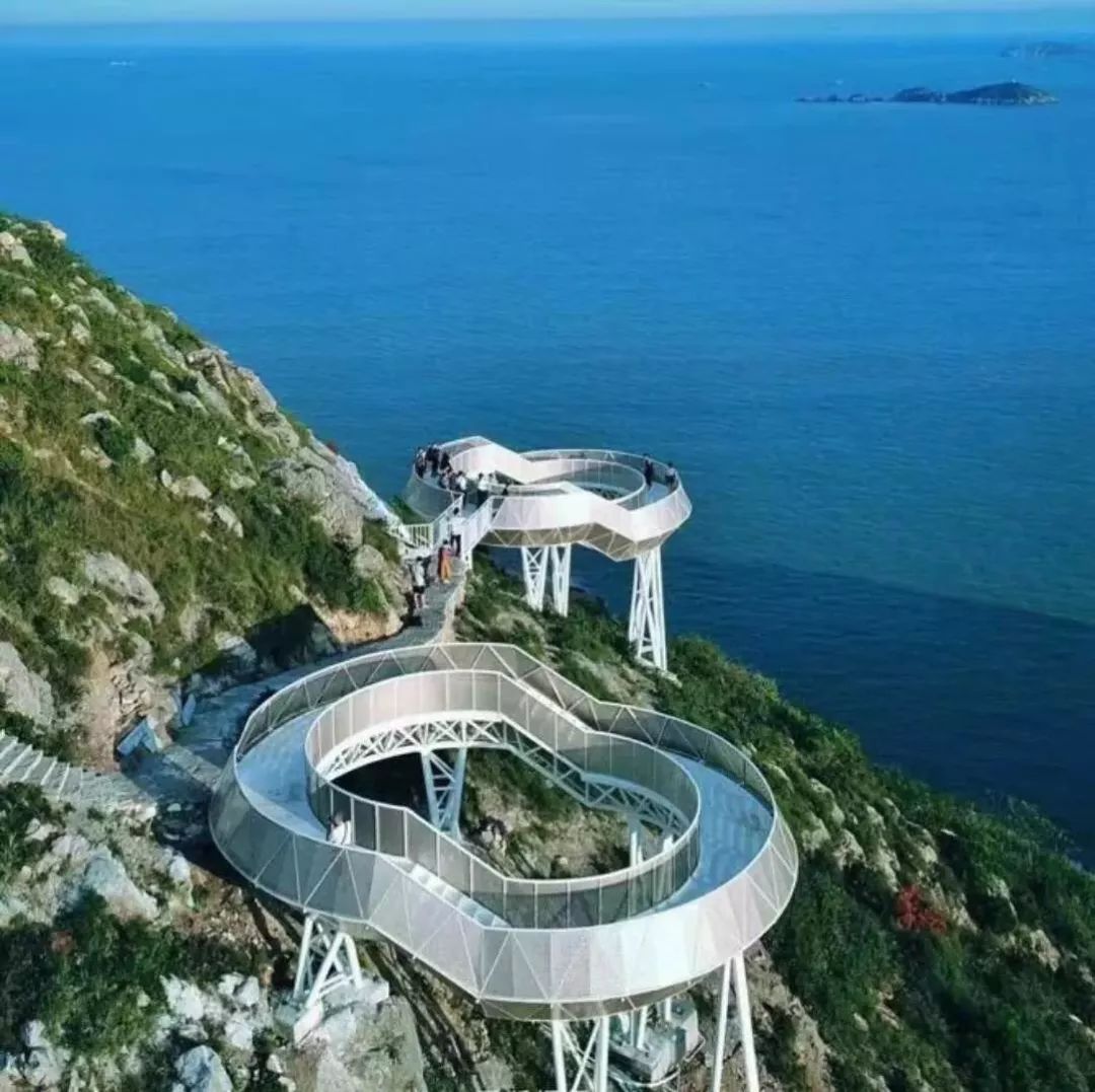 周边有干净的洞下沙滩,色彩梦幻的七彩小箬村,千年曙光园.