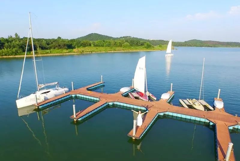 酒店位於南京市溧水區臥龍湖風景區內,緊挨祿口國際機場和南京南站,下